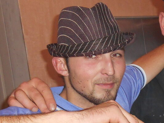  ,   Ivan, 32 ,     , c 