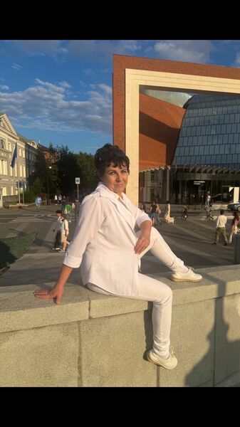  ,   Elena, 57 ,   c 