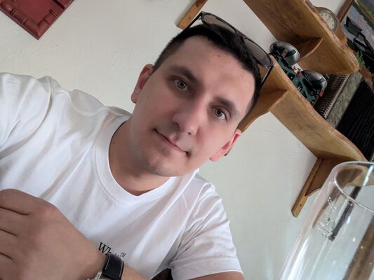  ,   Artur, 32 ,   