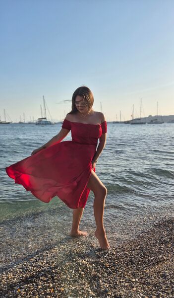  ,   Elena, 27 ,   