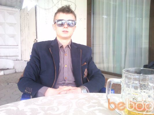  ,   Victor, 32 ,   