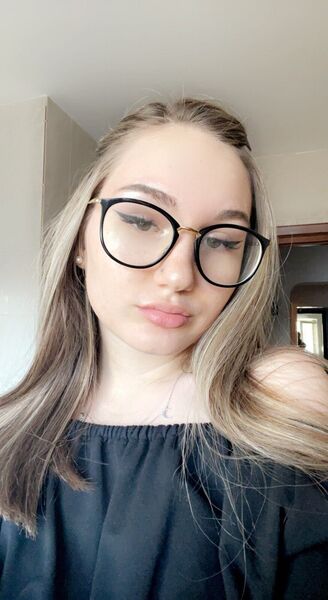  ,   Anya, 28 ,   c 